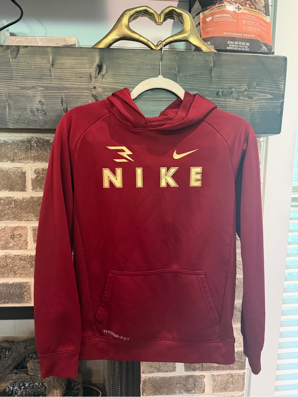 Nike Therma-Fit Hoodie in Burgundy with gold Nike logo Boys size Large 12-13yrs